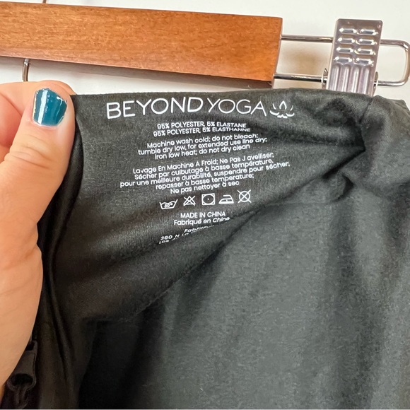 Beyond Yoga Zip Pocket Stretchy Infinity Scarf Charcoal One Size - Picture 5 of 7